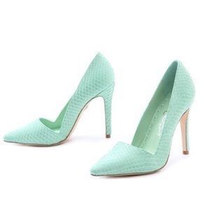 NWT Alice and Olivia Dina aqua heels!
